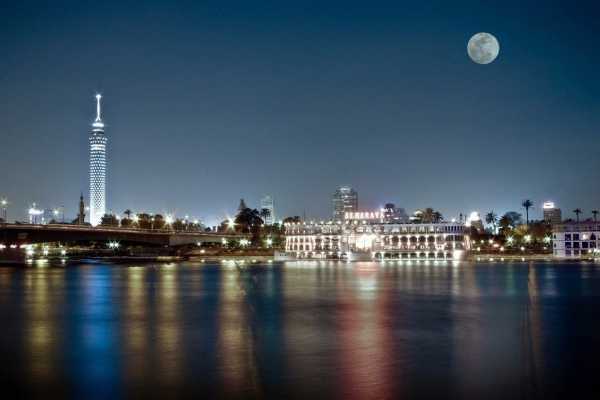 Kairo-Flitterwochen: Beleuchteter Kairo-Turm und Nilblick bei Vollmond in einer romantischen Nacht.
