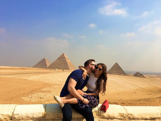 Coppia di turisti davanti alle piramidi di Giza