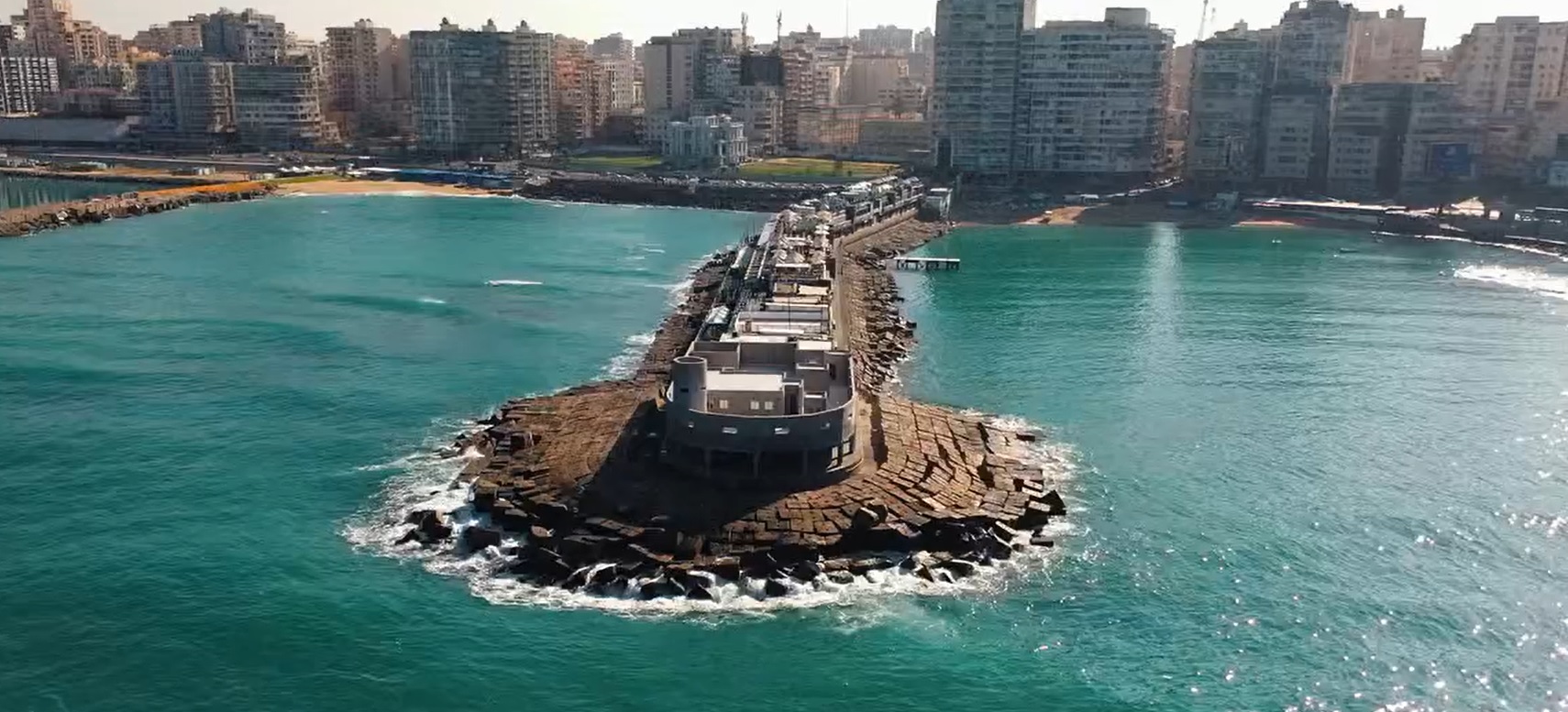 Luftaufnahme von Cafés und Restaurants am Meer in Gleem Bay, Alexandria.
