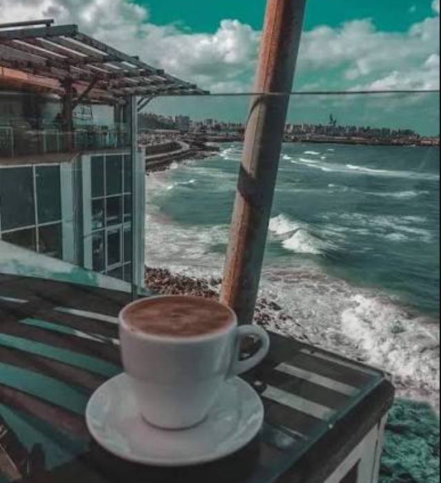 Una tazza di caffè in un bar di fronte al Mar Mediterraneo ad Alessandria.