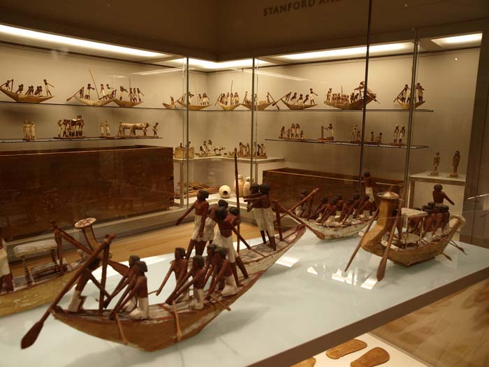 Modelle altägyptischer Boote in einer Museumsausstellung
