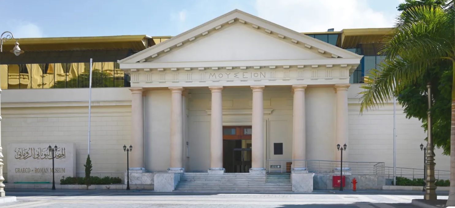 Facciata del Museo Greco-Romano con colonne neoclassiche ad Alessandria.