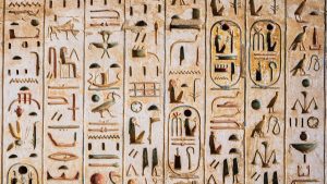 Altägyptische Hieroglyphen auf einer Steinwand