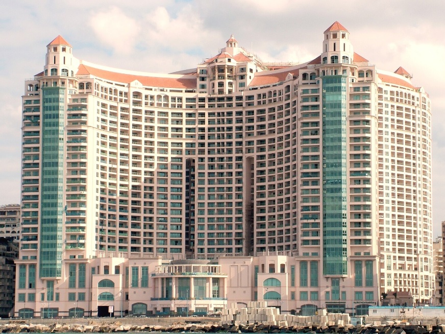 Fassade der San Stefano Grand Plaza und modernes Einkaufszentrum in Alexandria.
