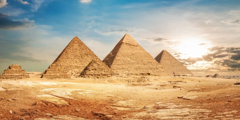 Gizeh-Pyramidentour: Die drei großen Pyramiden im warmen Licht der Sonne nahe Kairo.