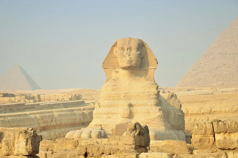 Gizeh-Pyramidentour: Die Große Sphinx von Gizeh mit den Pyramiden im Hintergrund.