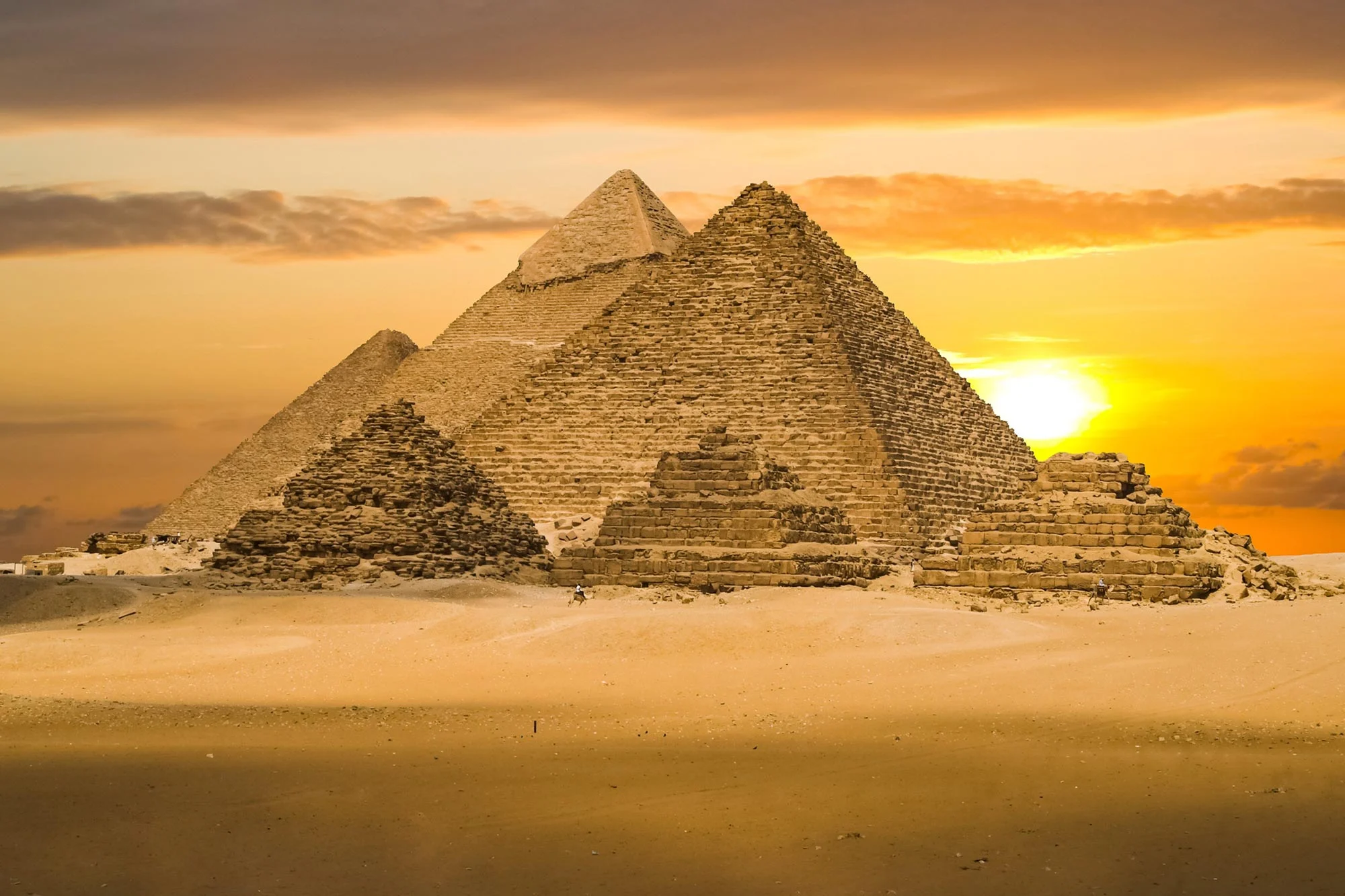 Gizeh-Pyramidentour: Die historischen Pyramiden von Gizeh bei einem traumhaften Sonnenuntergang.