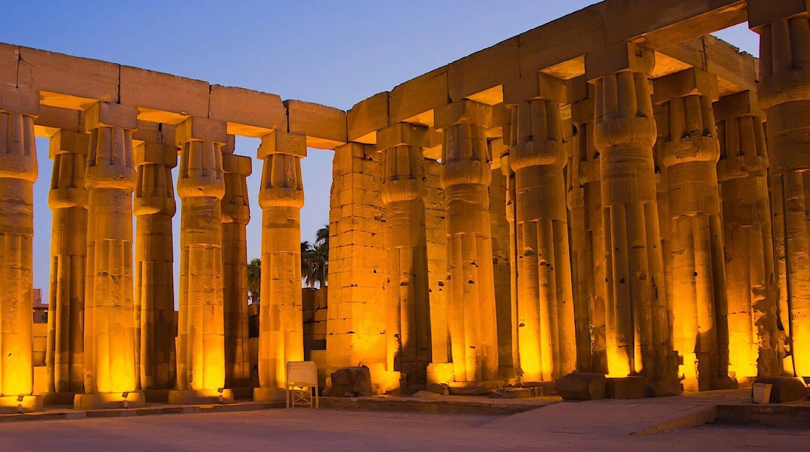 Karnak-Tempel Show: Beleuchtete historische Säulen bei der Ton- und Lichtshow in Luxor.