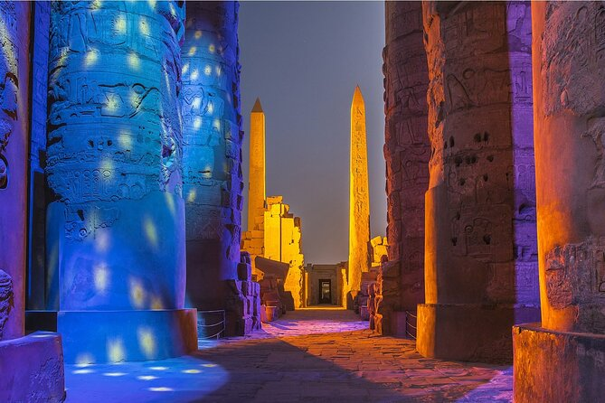 Karnak-Tempel Show: Bunt beleuchtete Säulen und Obelisken bei der Ton- und Lichtshow in Luxor.