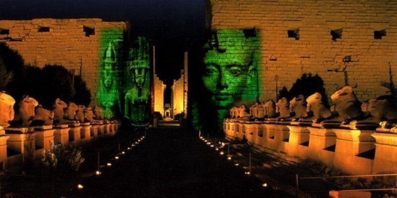 Karnak-Tempel Show: Grüne Pharaonen-Projektionen auf den Tempelmauern bei der Nachtshow in Luxor.