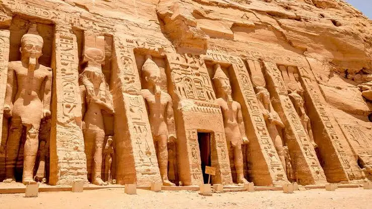 Abu Simbel Tour: Der historische Nefertari-Tempel mit kolossalen Statuen nahe Assuan.