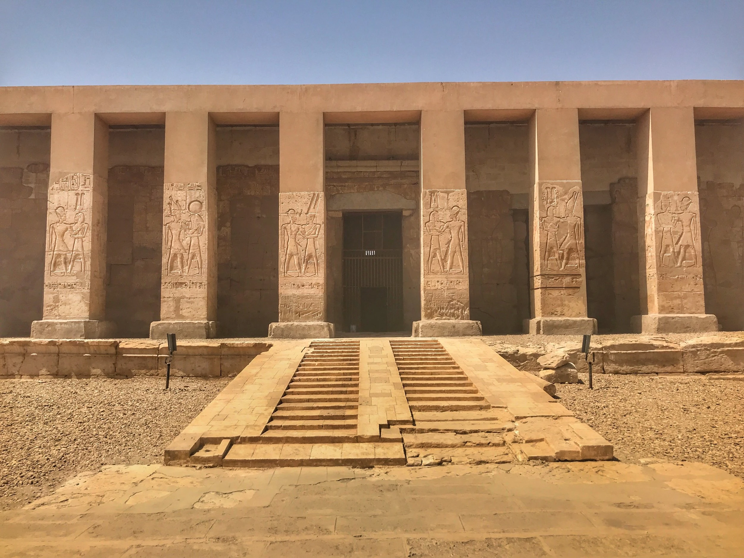 Dendera & Abydos Tour: Antike Reliefs auf den Säulen des Sethos-I.-Tempels bei Luxor.