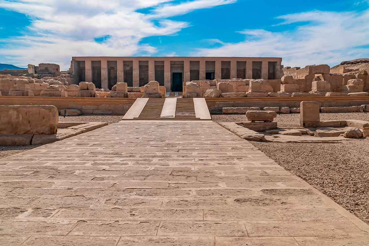 Dendera & Abydos Tour: Steg zum historischen Sethos-Tempel bei einem Ausflug ab Luxor.