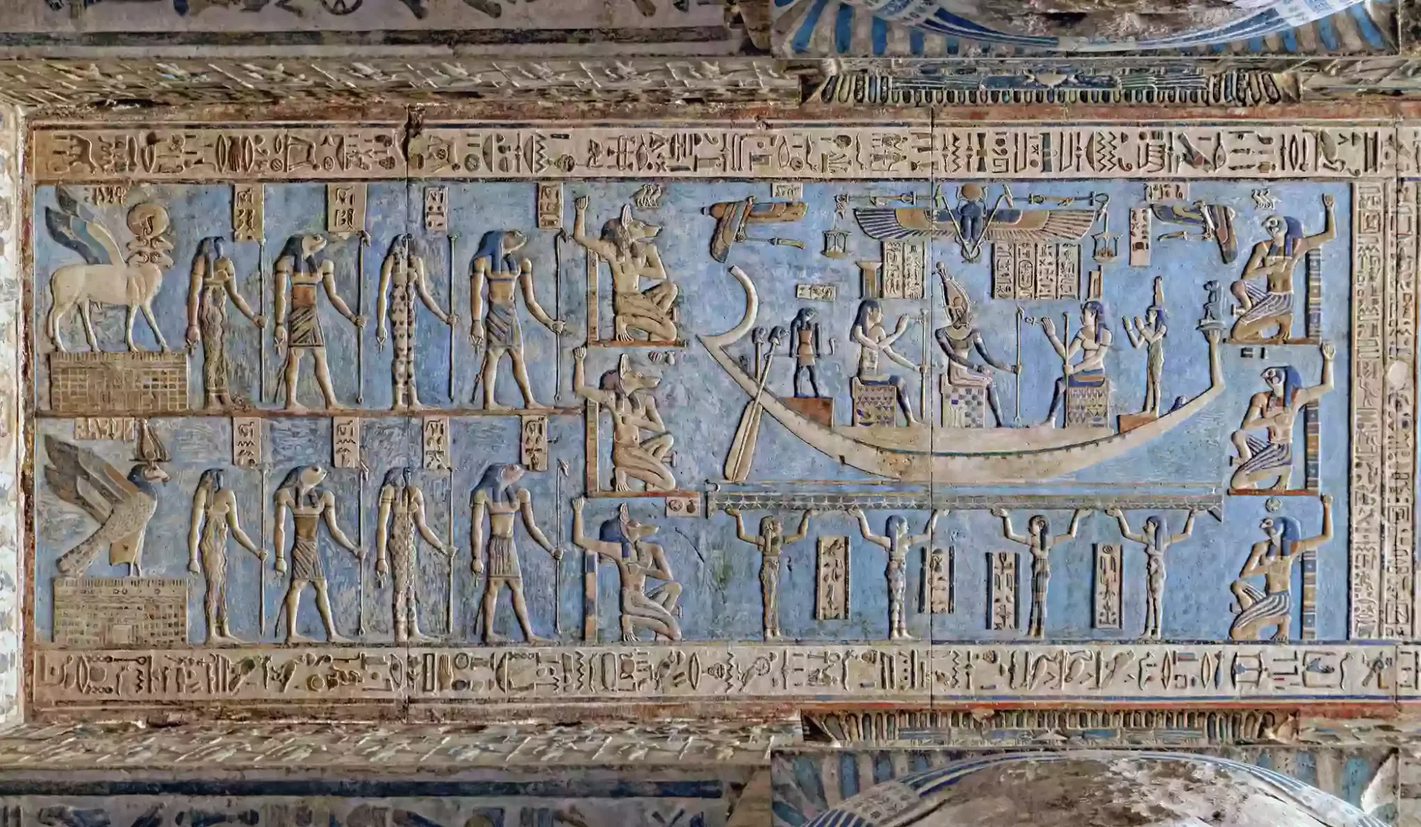 Dendera & Abydos Tour: Bunte astronomische Deckenreliefs im Dendera-Tempel nahe Luxor.