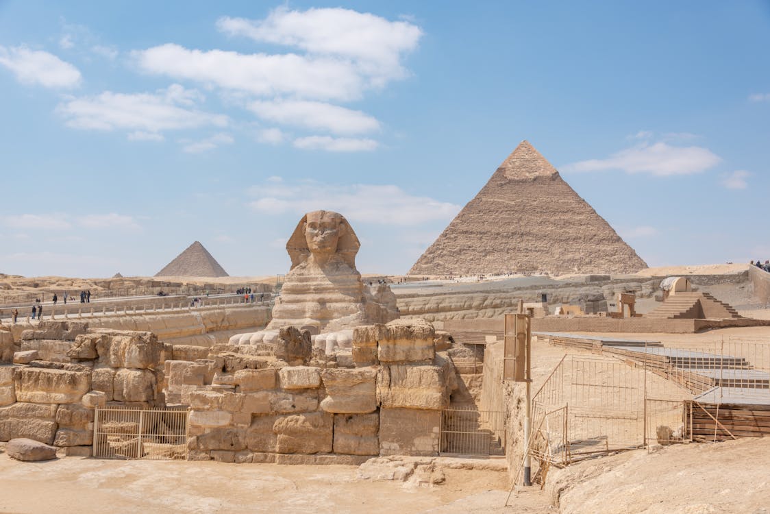 Gizeh & Sakkara Tour: Die beeindruckende Große Sphinx von Gizeh vor den antiken Pyramiden.