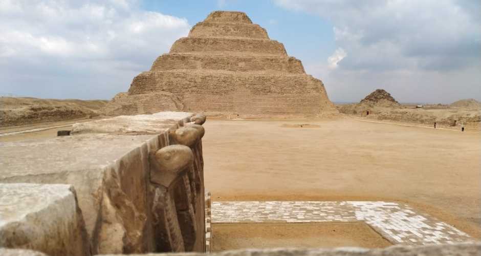 Gizeh & Sakkara Tour: Blick auf die Djoser-Stufenpyramide und das historische Kobra-Mauerwerk.