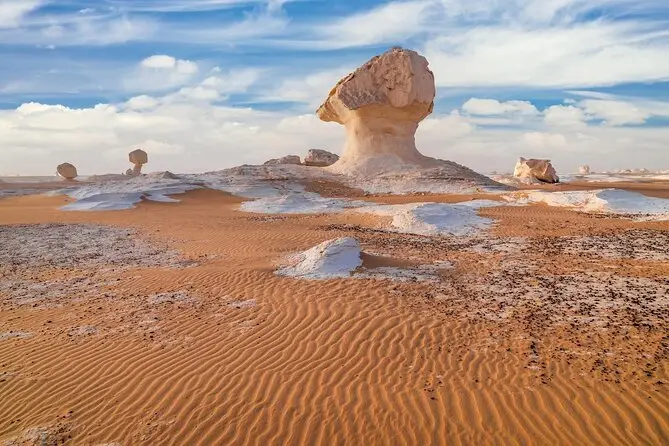 Pilzfels und Sandstrukturen in der Weißen Wüste