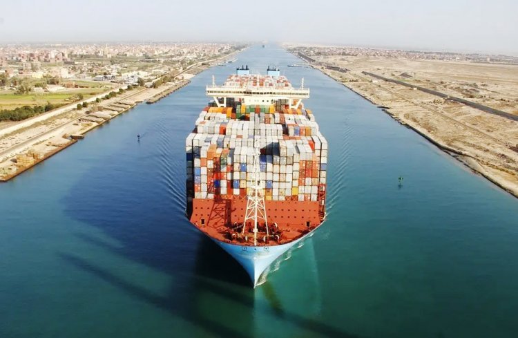 Buque portacontenedores cargado navegando por el Canal de Suez