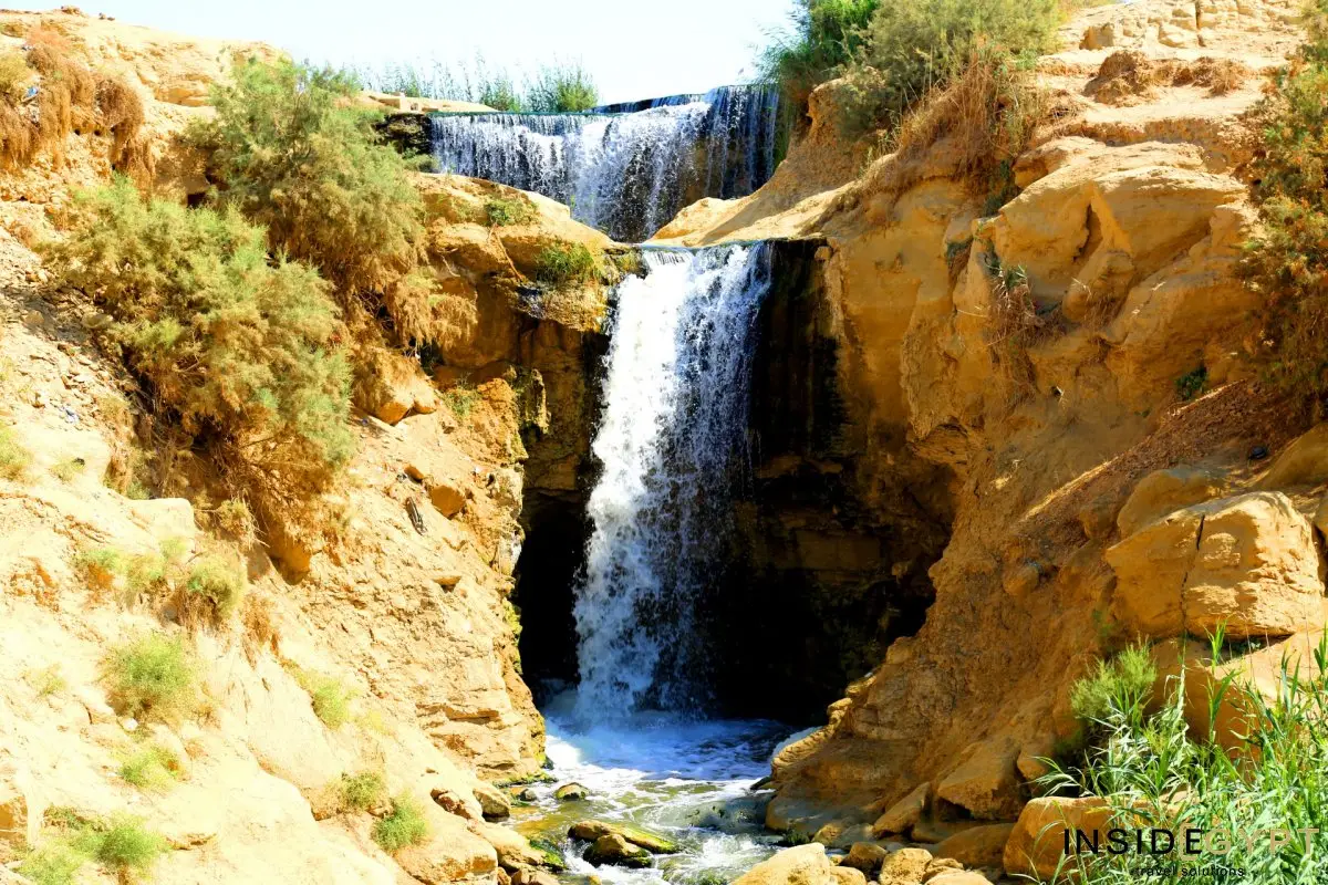 Wadi-El-Rayan-Tour: Ein zweistufiger Wasserfall inmitten der Wüstenfelsen bei einer Tour ab Kairo.