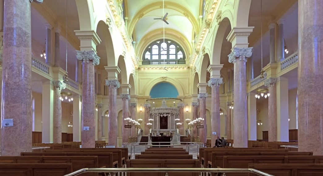 Interior de la Sinagoga Eliyahu Hanavi restaurada en Alejandría, con columnas y arcos.