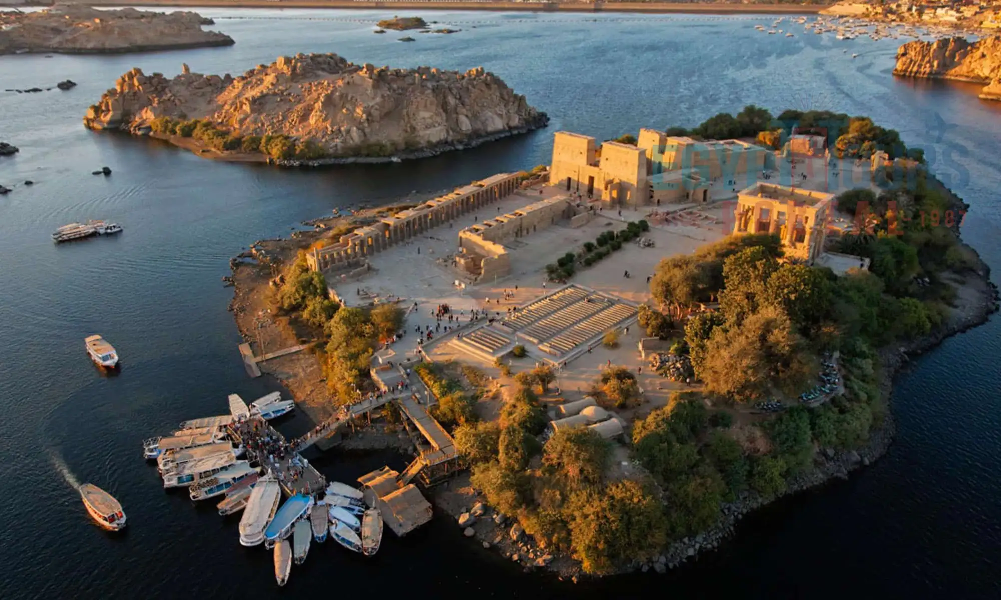 Luftaufnahme des Philae-Tempels auf einer Insel im Nil bei Assuan.