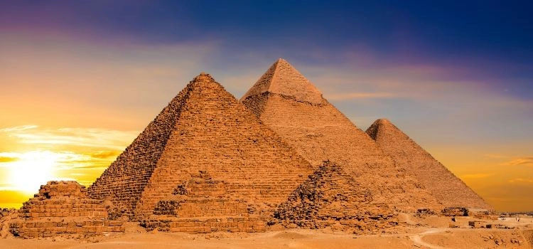 Die drei Pyramiden von Gizeh in Ägypten bei Sonnenuntergang.