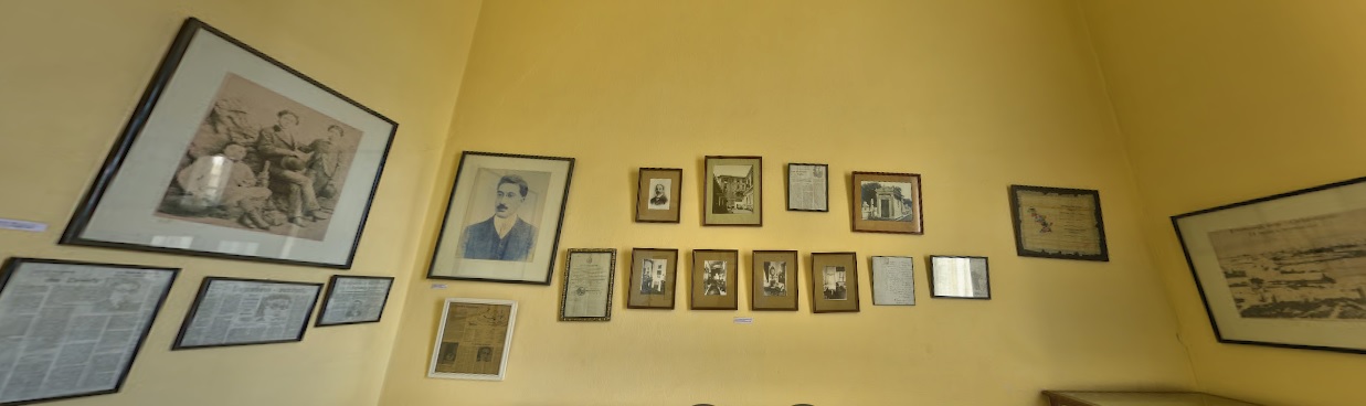 Gerahmte historische Fotos und Porträts an der Wand des Kavafis-Museums.