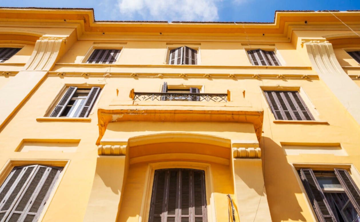 Fachada amarilla del histórico edificio del Museo Cavafy en Alejandría