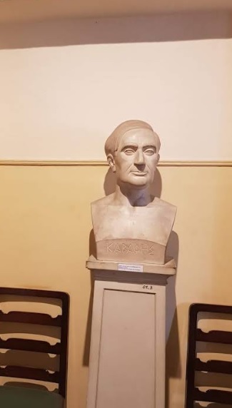 Busto de mármol del poeta Cavafy exhibido dentro del museo