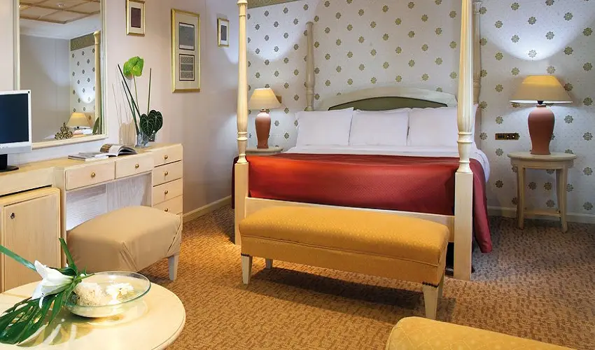 Lake-Nasser-Kreuzfahrt: Eine elegante Kabine mit Doppelbett an Bord der Mövenpick Prince Abbas.