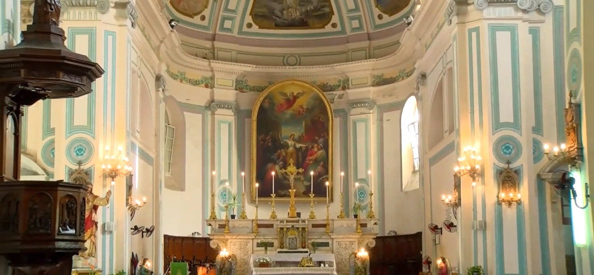 Interior decorato y altar mayor de la Catedral de Santa Catalina en Alejandría.