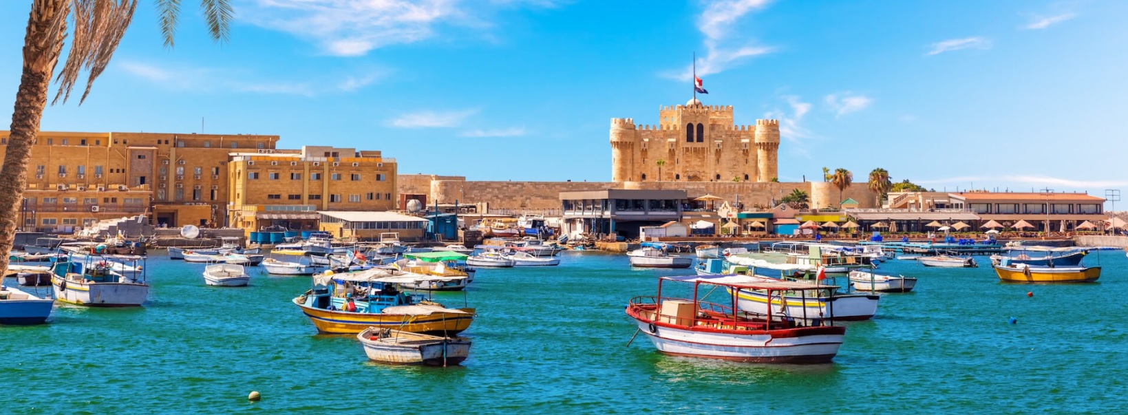 Barche da pesca colorate davanti alla storica Cittadella di Qaitbay ad Alessandria.