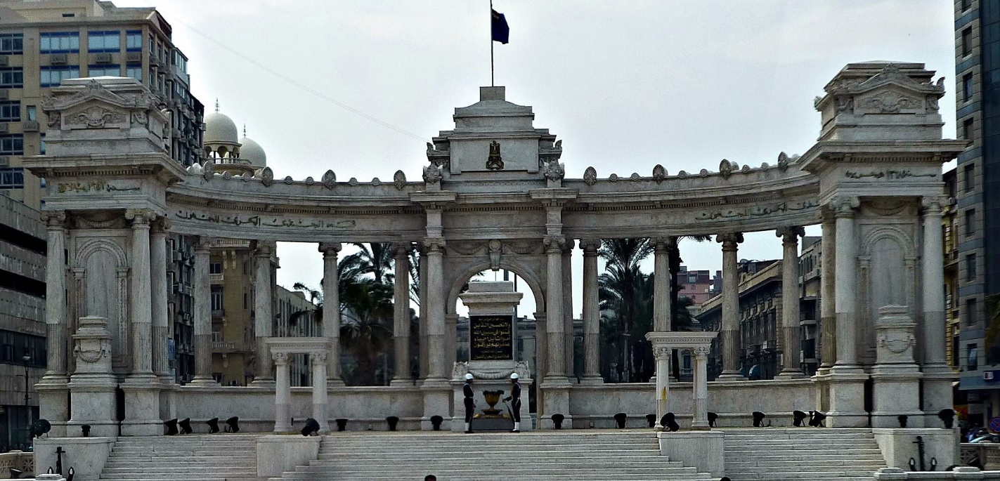 Guardias de honor en las escaleras del Monumento al Soldado Desconocido Naval.