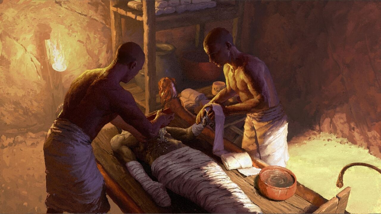 墓穴中两名古埃及防腐师正在用亚麻布包裹尸体。