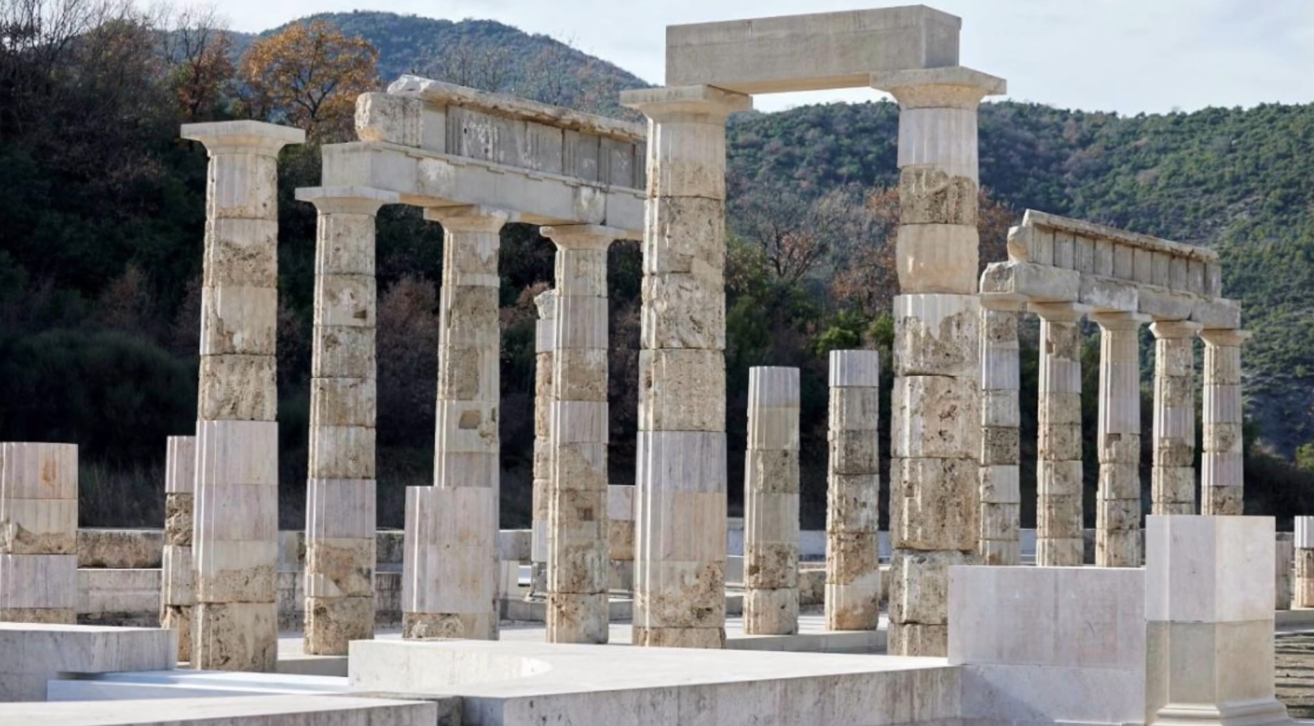 Restaurierte dorische Säulen des historischen Palastes von Aigai in Vergina, Griechenland.