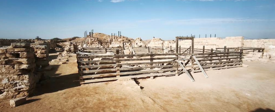• Antike Ruinen des großen Baptisteriums, geschützt durch einen Holzzaun in Abu Mena.