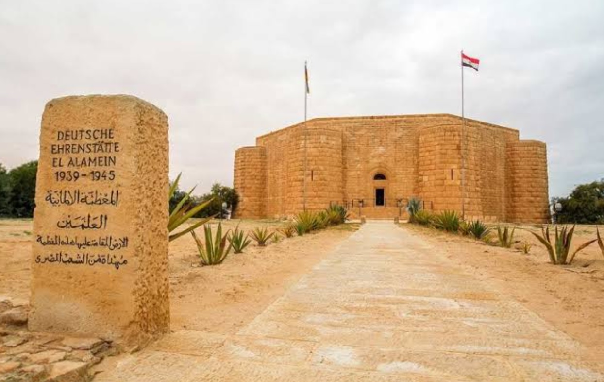 Cippo commemorativo e fortezza ottagonale del Cimitero Militare Tedesco a El Alamein.