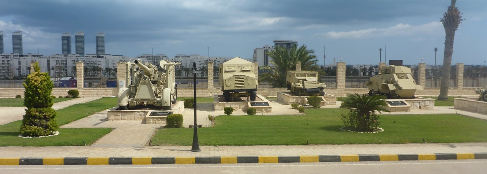Cañones y vehículos blindados de la Segunda Guerra Mundial en el Museo de El Alamein.