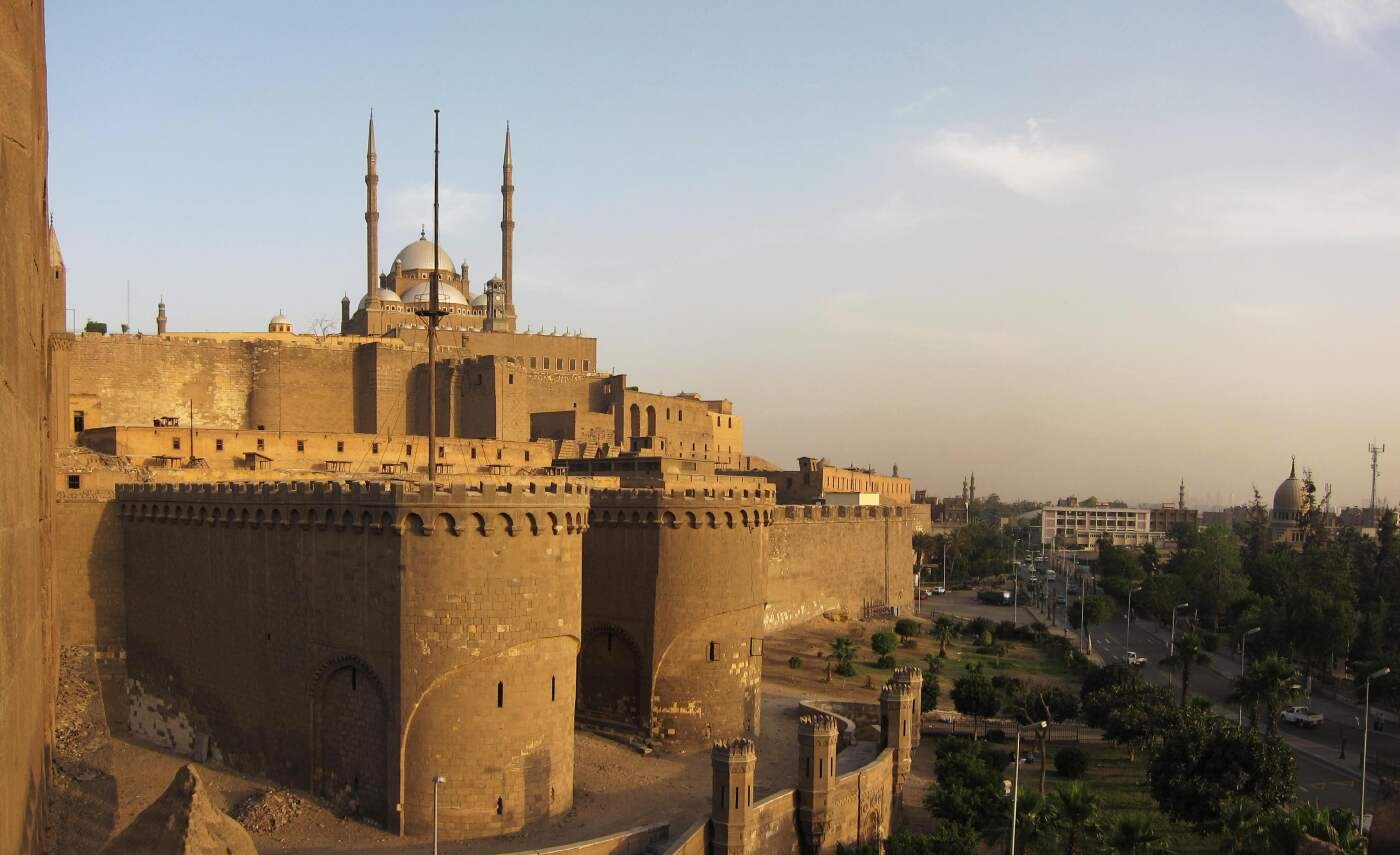 Murallas de la Ciudadela de El Cairo con la mezquita al fondo