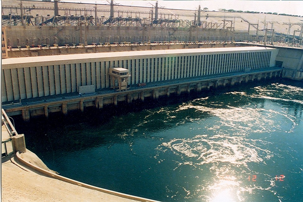 Instalaciones de una presa hidroeléctrica junto al agua