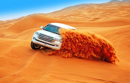 Fuoristrada 4x4 tra le dune del deserto d'Egitto durante un safari nel deserto.