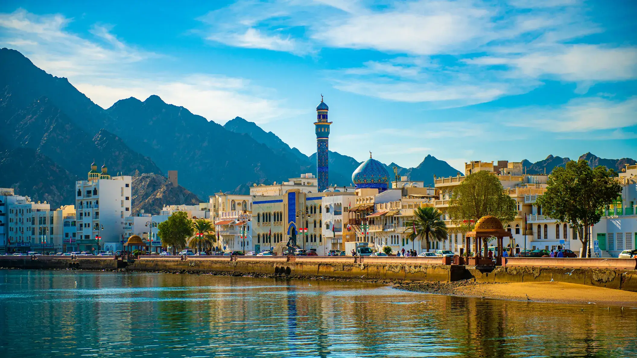 Descubra Omán desde la costa de Mascate hasta las dunas del desierto y las majestuosas montañas