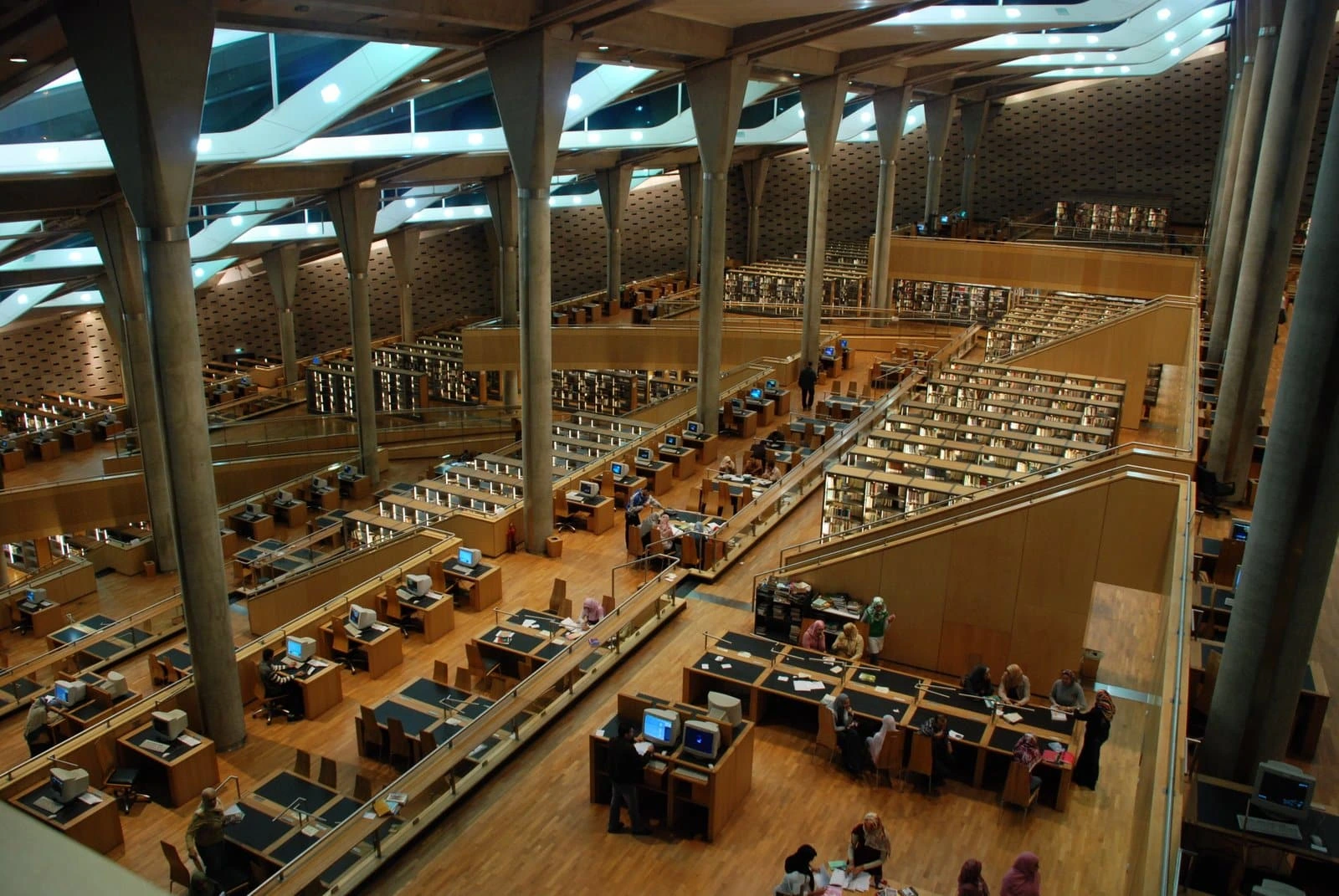 Interior de la Biblioteca de Alejandría, uno de los centros culturales más importantes de Egipto.
