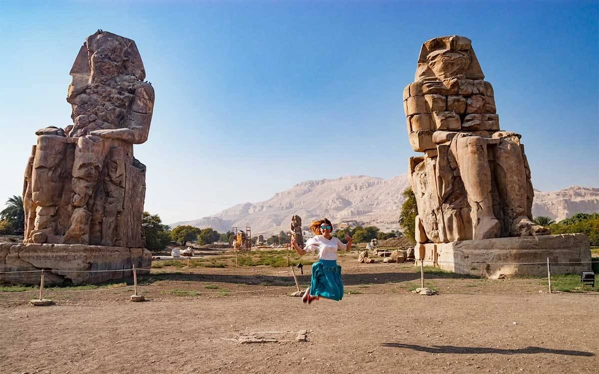 Vista de los Colosos de Memnón, dos gigantescas estatuas faraónicas en Luxor.