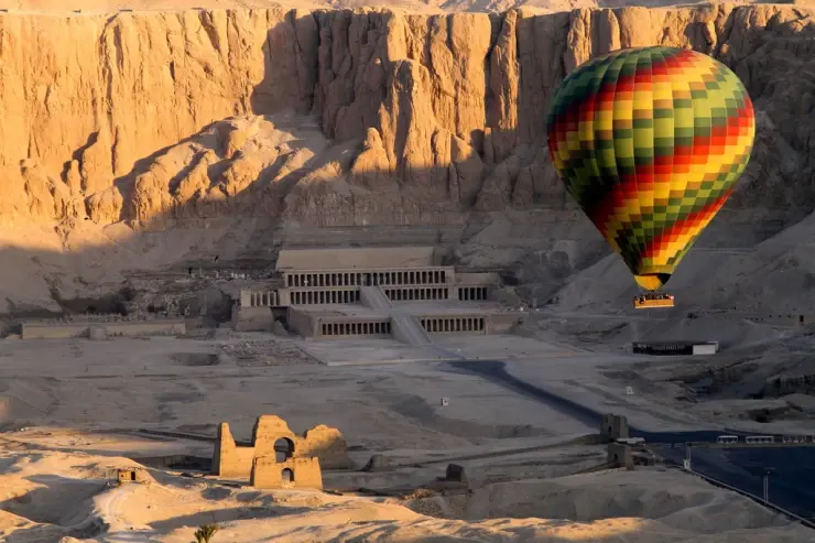 Globo aerostático sobre los templos y montañas de Luxor, Egipto