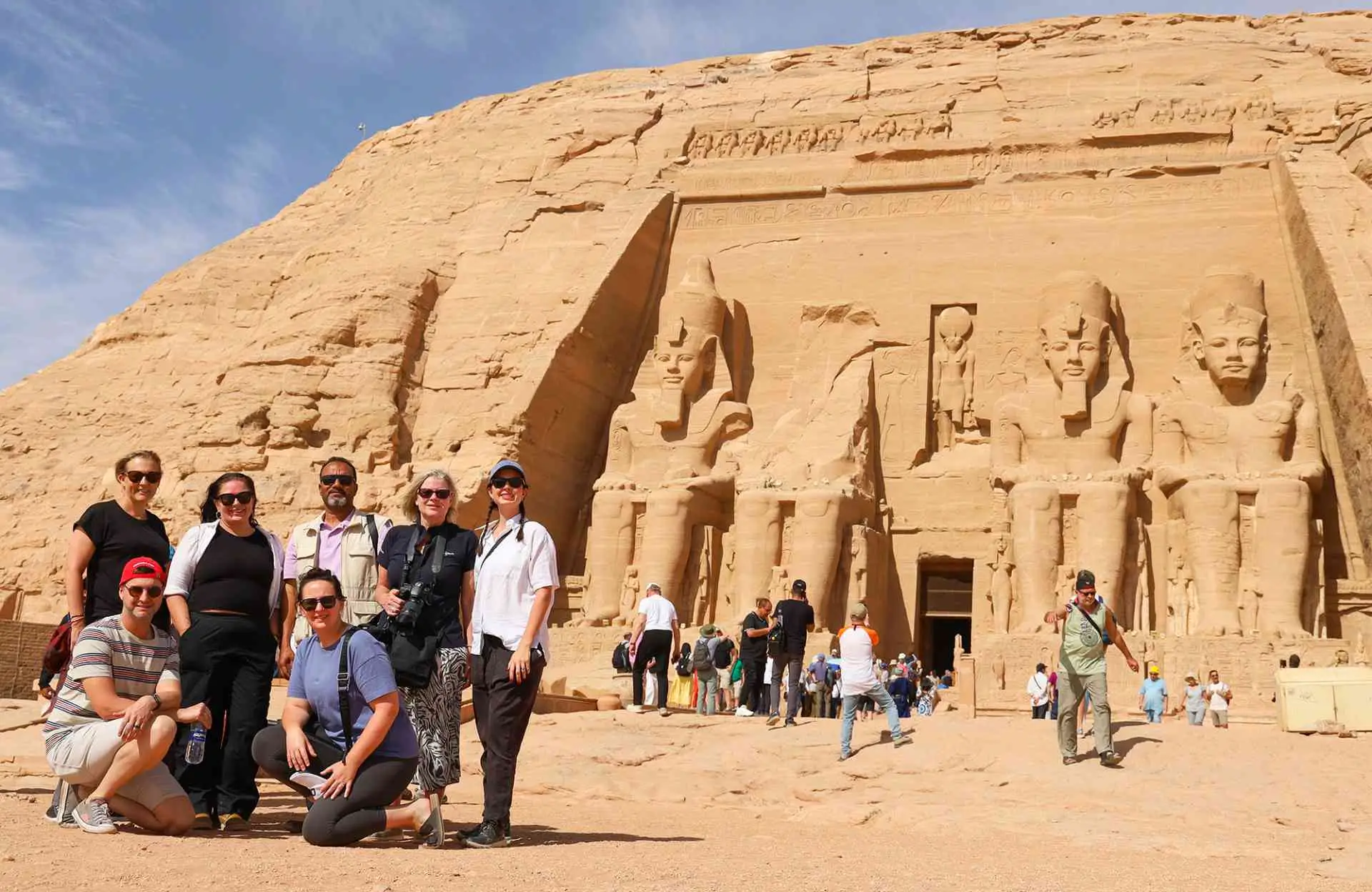 Visitantes frente al Templo de Abu Simbel.