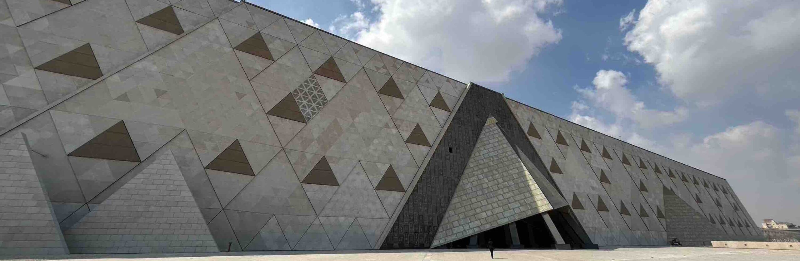 Detalle de la fachada del Gran Museo Egipcio con motivos inspirados en las pirámides.