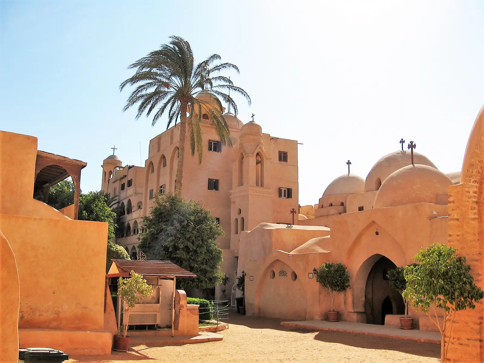Patio con palmeras y edificios históricos del Monasterio de San Antonio en Egipto