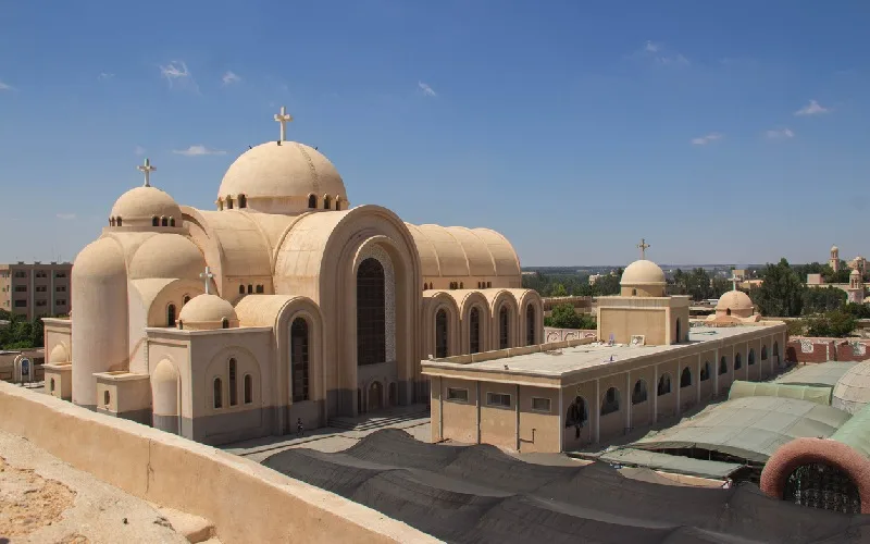 Cúpulas blancas y arquitectura tradicional del Monasterio de San Antonio en Egipto.