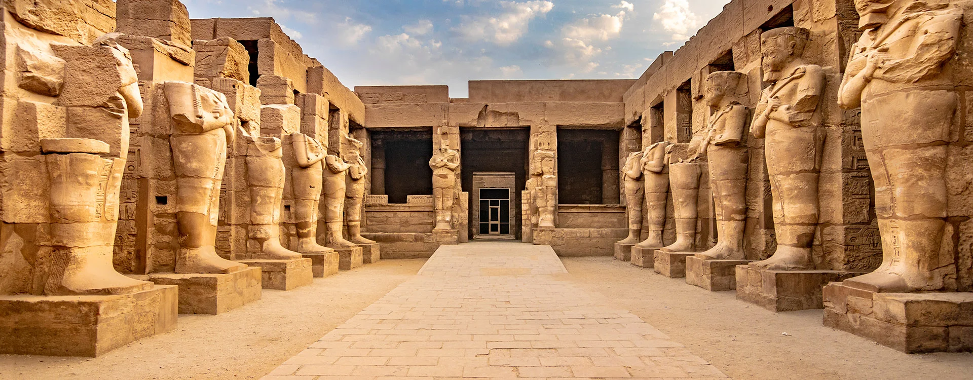 Patio del Templo de Luxor con estatuas faraónicas